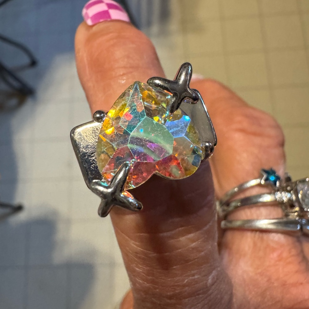 Silver Star-Embellished Ring with Iridescent Heart Gem